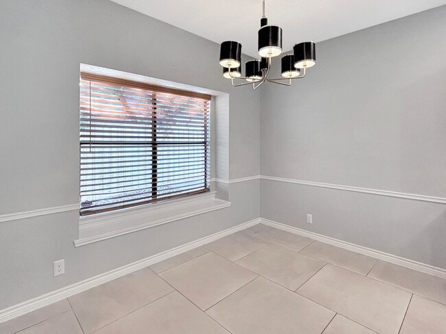 Building Photo - Updated Gem Near Thousand Oaks