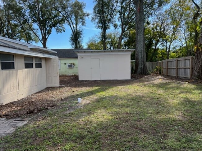 Building Photo - 1208 Cloverlawn Ave