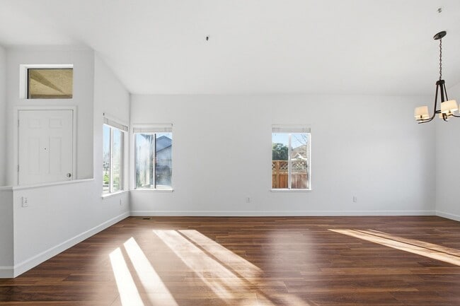 Building Photo - Desirable North Napa 3 Bed Single-Family Home