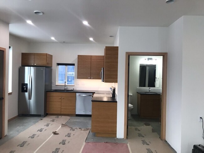 Building Photo - 608 E 7th Ave