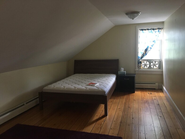 Bedroom with queen sized bed - 46 Barton St