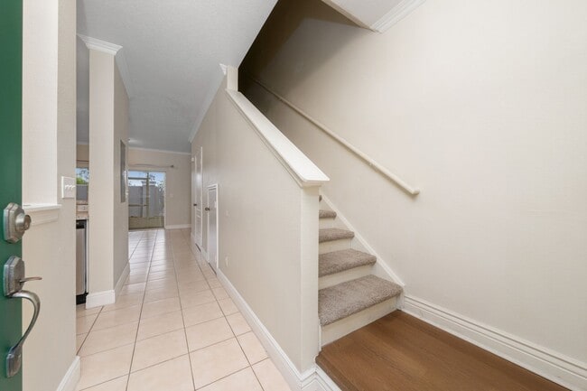 Building Photo - 2 Bedroom /2.5 bathrooms Town House. Just few minutes from Medical City.