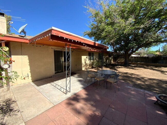 Building Photo - 3 Bedroom Single Story Home Near Juan Tabo...