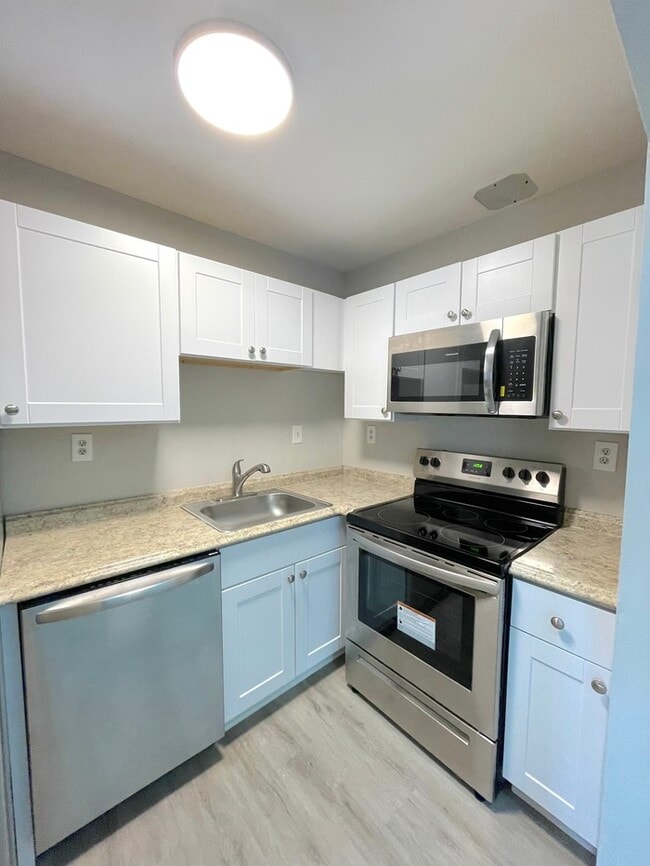 Building Photo - UPDATED 2BED/1BATH TOWNHOME IN TOWN CENTER...