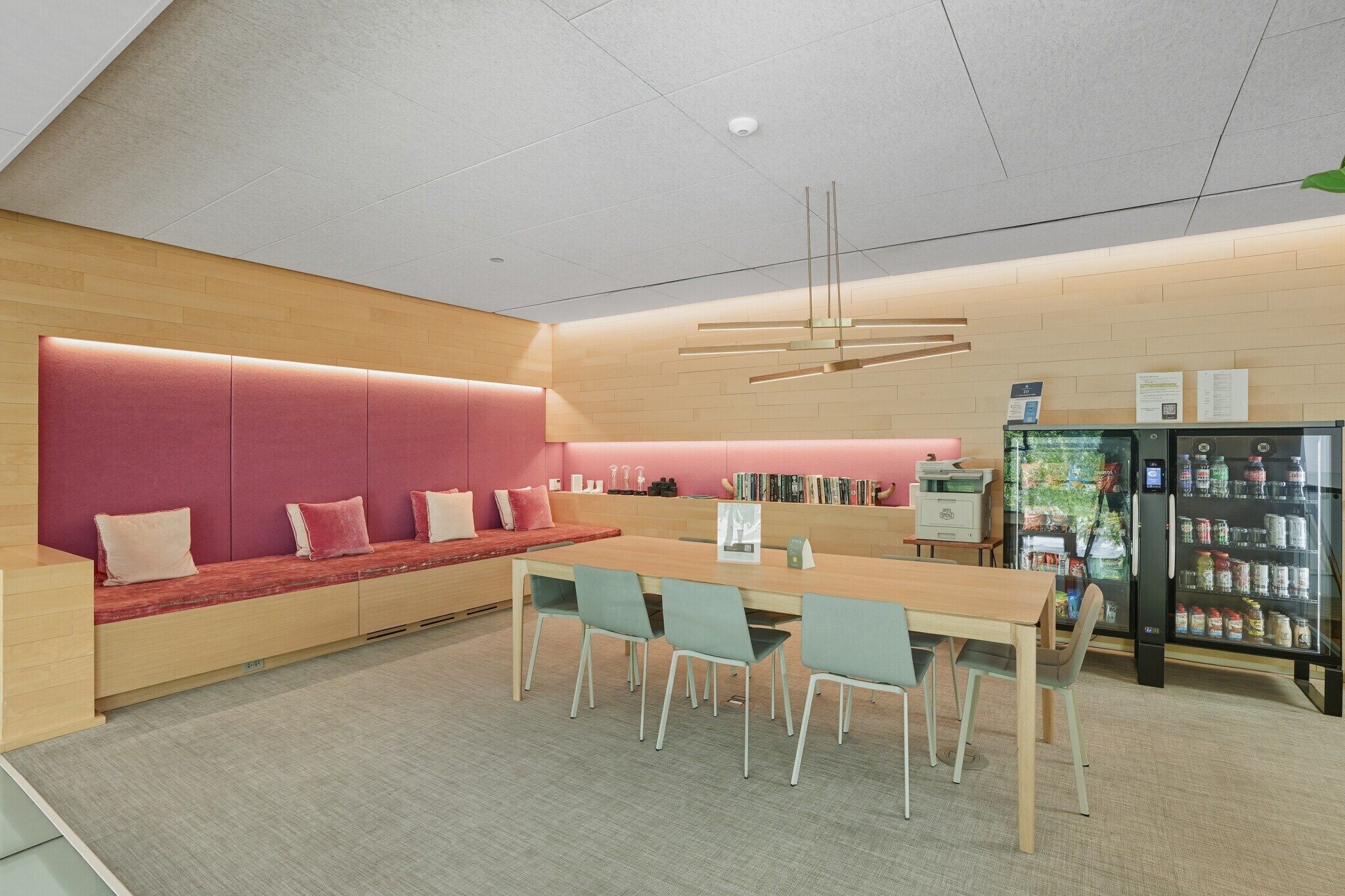 Building Photo - 150 N Desplaines St