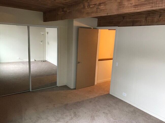 Building Photo - 811 S La Grange Rd