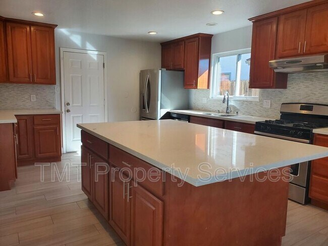 Building Photo - 9002 Salmon Falls Dr