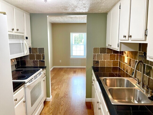 Building Photo - Welcome to this charming 3-bedroom, 2.5-ba...