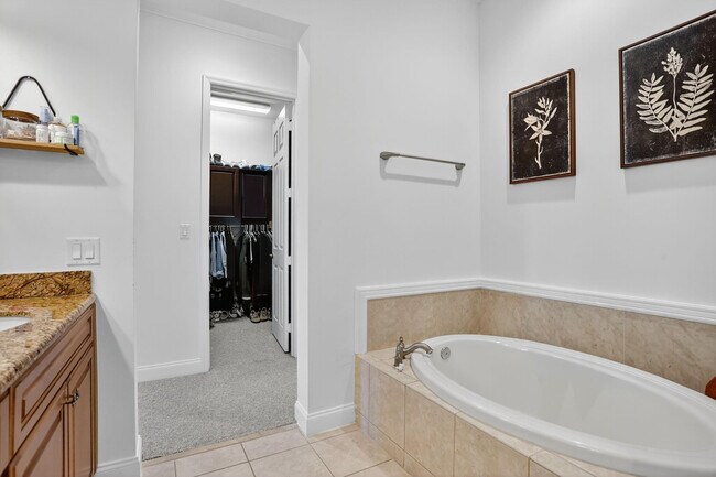 Building Photo - 6012 NW 116th Dr