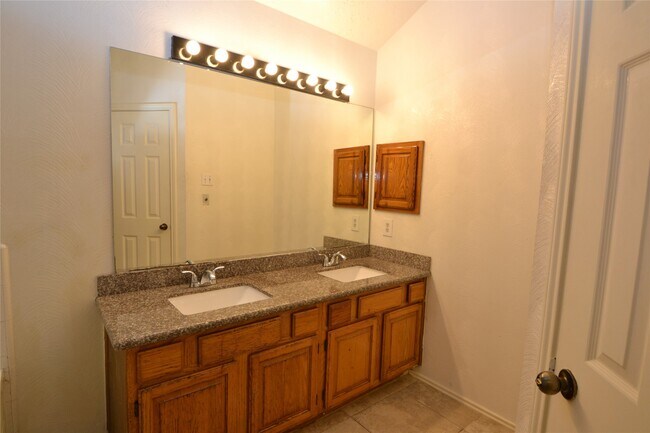 Building Photo - 12410 Meadow Briar Dr