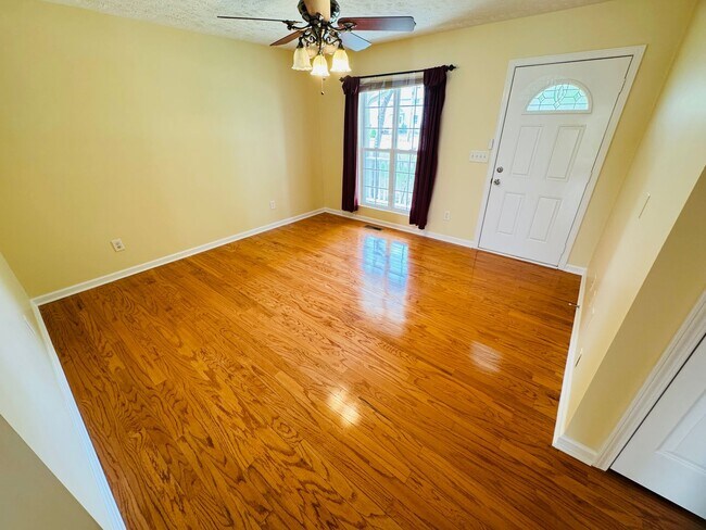 Building Photo - 3-BED, 2-BATH SINGLE FAMILY HOME WALKING DISTANCE TO CUMBERLAND!