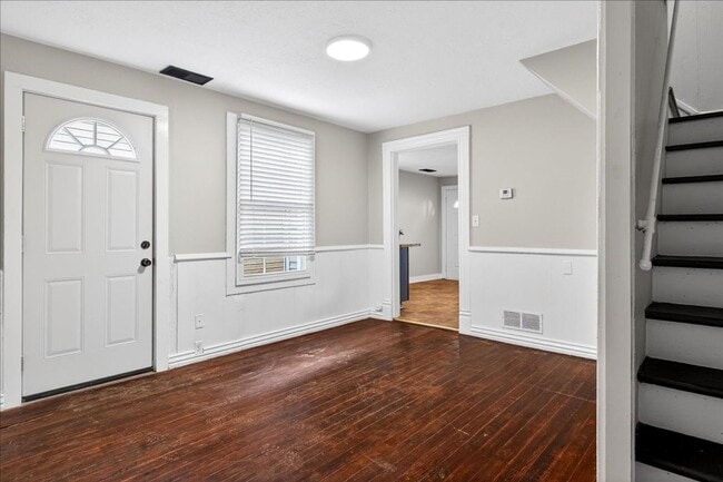 Building Photo - 4 Bedroom, 1.5 Bath house in Shelby Park, Fenced, Off-street Parking, Pets OKAY!