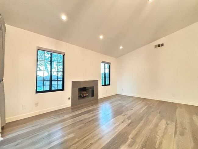 Building Photo - Beautiful 2 Bedroom 2 Bath Condo
