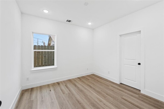 Building Photo - 113 Milby St