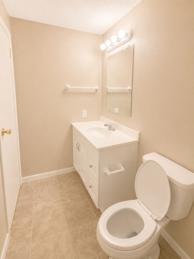 Building Photo - Spacious 3 Bed / 2 Bath Split-Level Duplex in Lee’s Summit