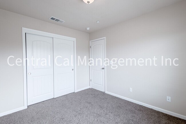 Building Photo - 4 Bedroom/2 Bath Home in the Northwest - $2595 Per Month!