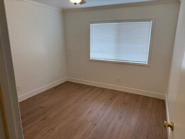 Building Photo - Great Condo with 1 car garage and indoor l...