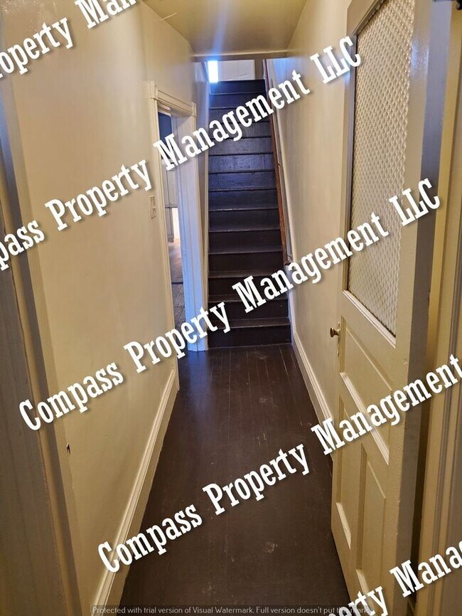 Building Photo - $1595 - 4 Bed, 1.5 Bath Half Double Home -...