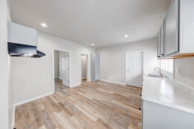 Building Photo - 1015 S Sheffield Ave