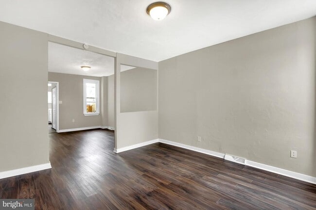 Building Photo - 3 Bedroom Home with High Ceilings & Natural Light!