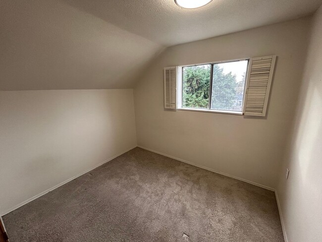 Building Photo - Great 3 bedroom 1.75 bath House in Tacoma with large backyard!