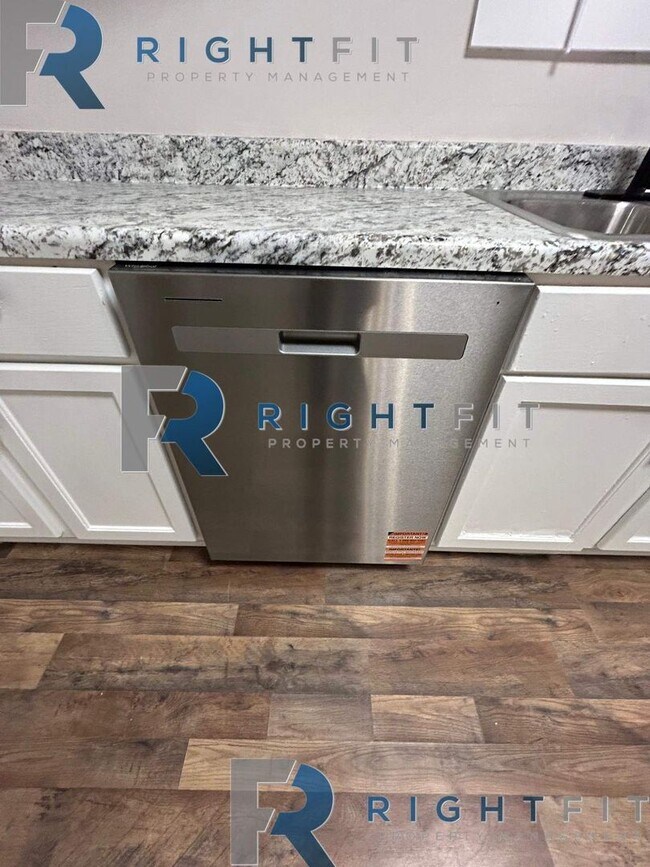 Building Photo - Newly Renovated House in Columbus