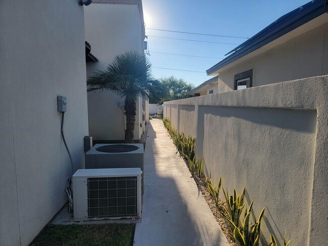 Building Photo - 6540 Grande Bay