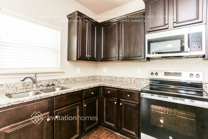 Building Photo - 3640 Brookhollow Dr