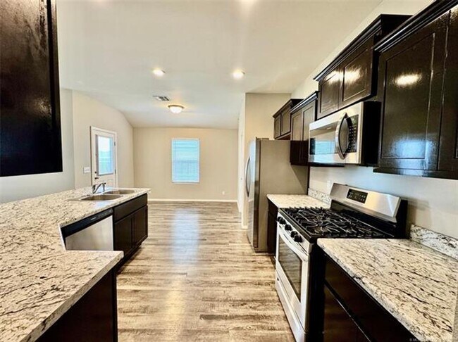 Building Photo - Newer build with Split Floor plan
