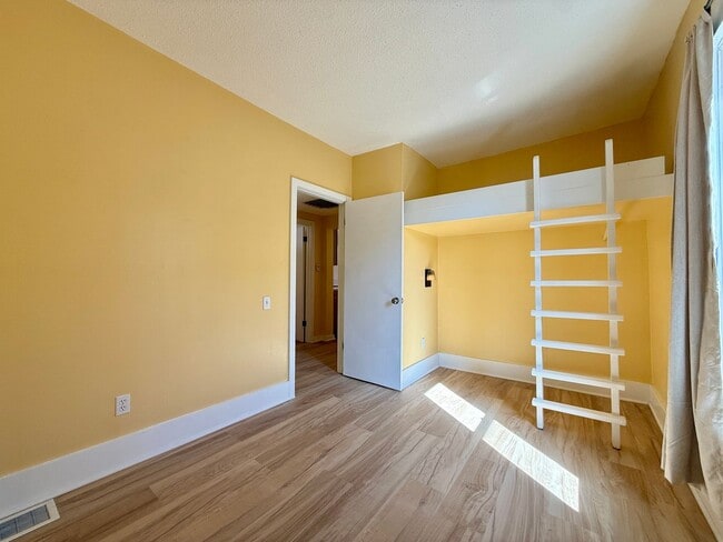 Building Photo - 909 Ouray Ave