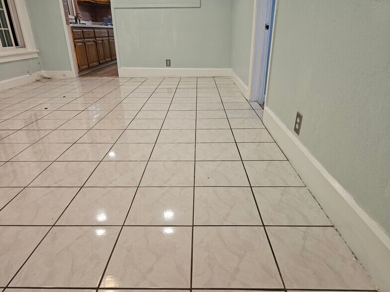 Building Photo - 1405 S New Hampshire Ave