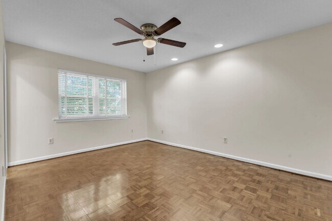 Building Photo - Beautiful 2-Bed, 2-Bath Condo with Elegant...