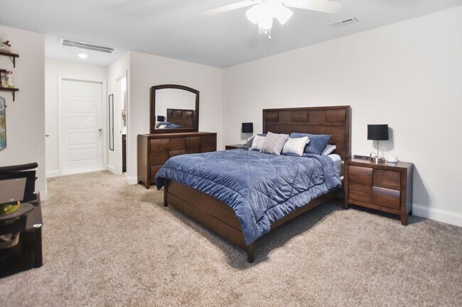 Building Photo - Pet Friendly Four Bedroom!
