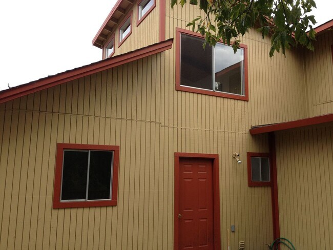 Building Photo - 5 Bedroom 3.25 Bath Close to UC, hiking, mountain biking