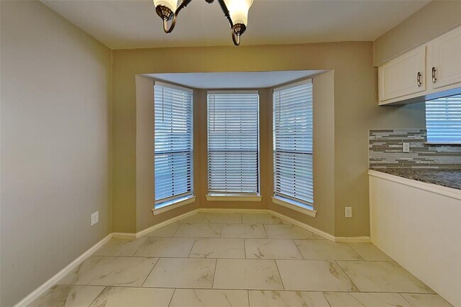 Building Photo - 2615 Silver Falls Dr