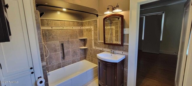 Building Photo - 211 City Park Cir