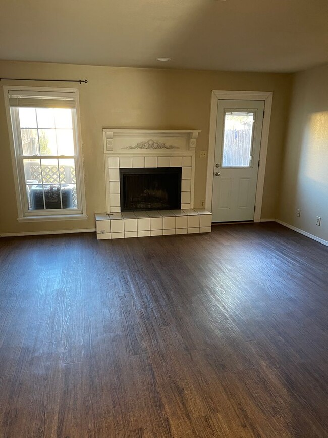 Building Photo - Darling 1 Bed, 1.5 Bath Townhouse with sma...