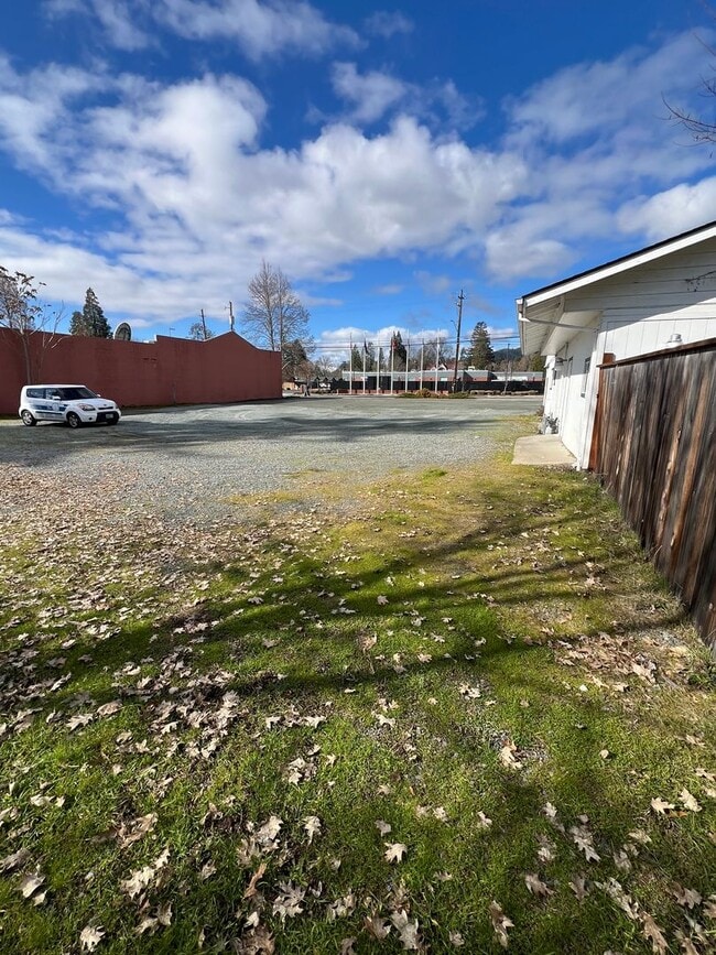 Building Photo - 2BED 1BATH - Off Street Parking, Fenced Ya...