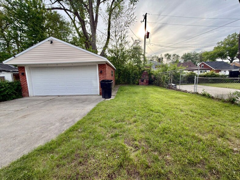 Building Photo - 18235 Tracey St