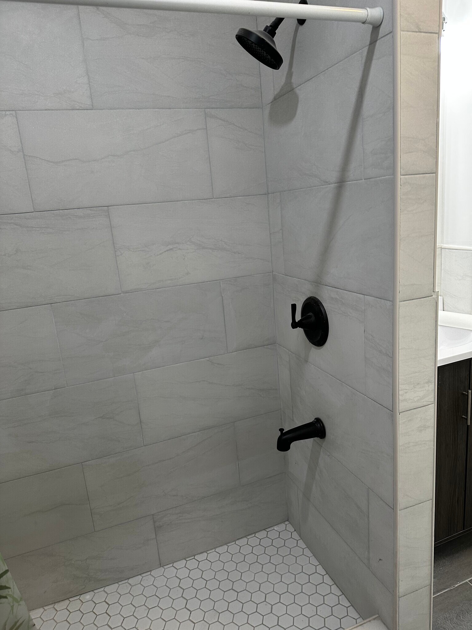 Shower - 5246 Beelermont Pl