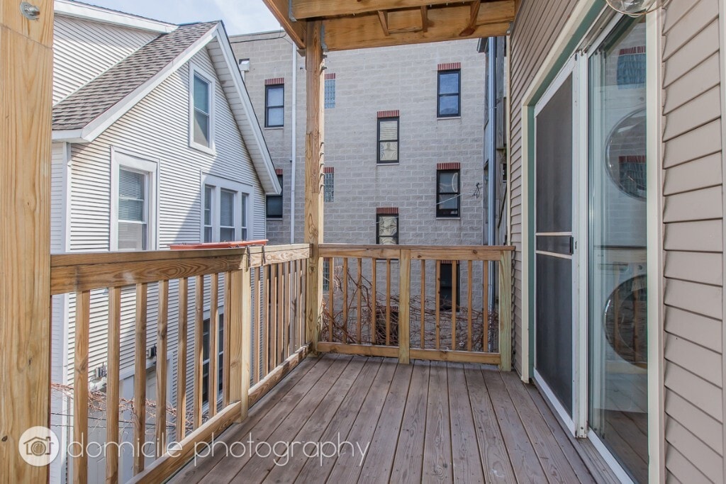 Building Photo - 828 W Buckingham Pl