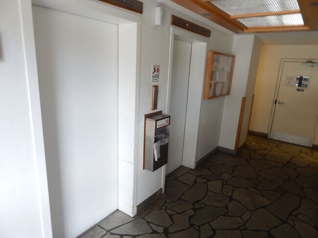 Building Photo - Studio with 1 covered parking (Honolulu)