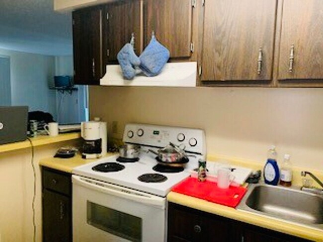 Building Photo - 2026 Summit St