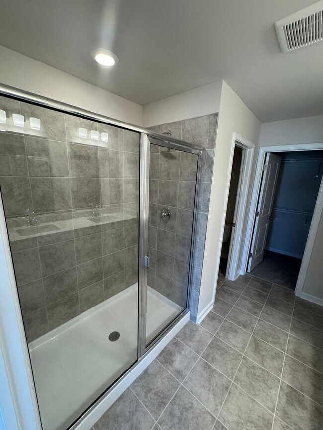 Building Photo - Beautiful 3 Bedroom 3.5 Bath Townhome in Lawrenceville.