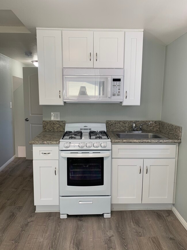 Building Photo - 1823 Stanley Ave