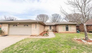 Building Photo - Spacious Family Home!