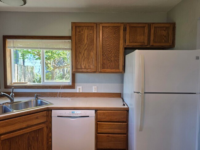 Building Photo - 2 Bedroom Home in Manette!
