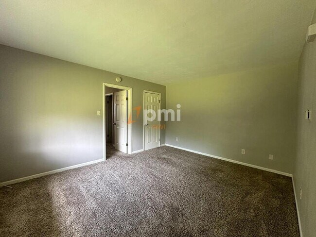 Building Photo - 660 N Hobart Rd