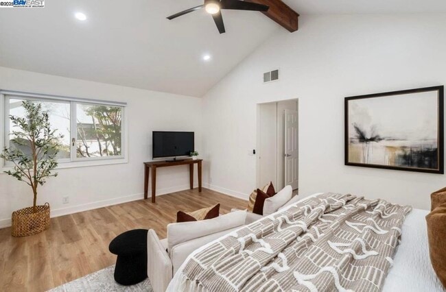 Building Photo - 725 Old Creek Rd