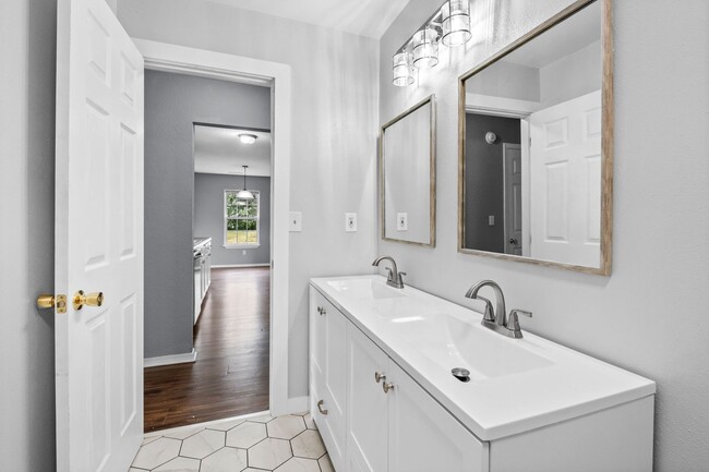 Building Photo - Pioneer Ln Duplex